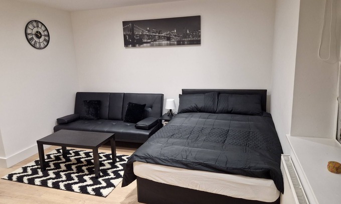 Maidstone Apartamento | Modern, stylish and homely studio APT with separate kitchen and bathroom