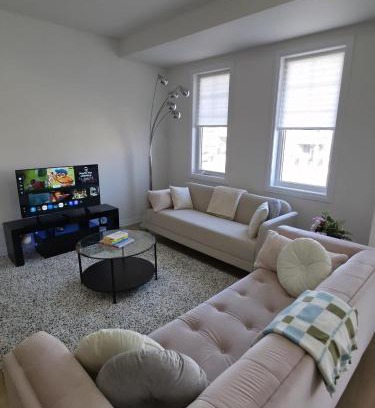 Caledonia Casa | Modern Stylish Cozy Home Balcony Wifi