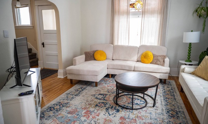 Como Casa | Modern, stylish, Instagram worthy 3 bedroom home, 1 bathroom home.