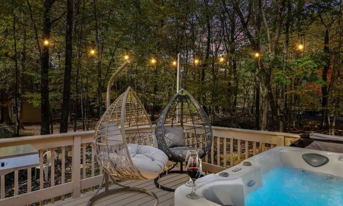 East Stroudsburg Casa | Modern Stylish Family Getaway w/ Hot Tub