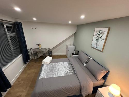 Feltham West Casa | Modern Suite 1