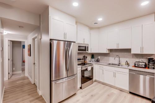 Southeast Edmonton Apartamento | Modern suite near Airport Hospital Henday Town Ctr