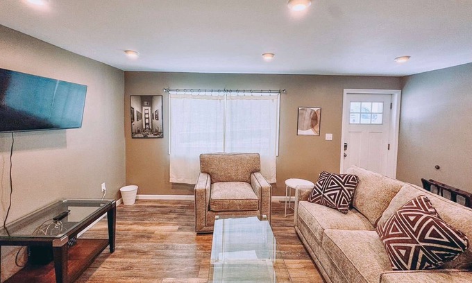 Port Crane Apartamento | Modern Suite | Near BU, Hospitals & Downtown | NY