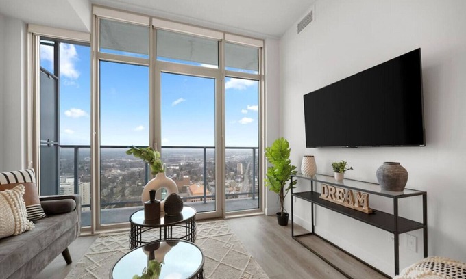 Kitchener Apartamento | Modern Suite with City Views