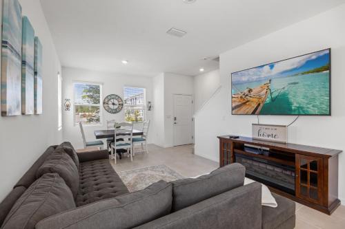 Sarasota Apartamento | Modern Sunshine Oasis with Large Heated Pool, Just 20 mins to Siesta Key