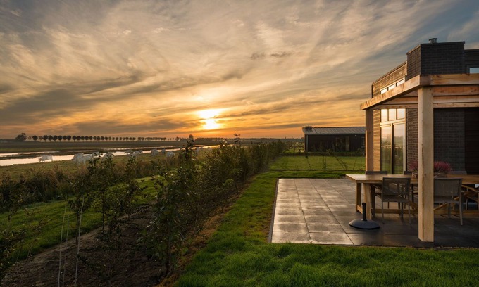 Herkingen Casa | Bungalow moderno sostenible construida entre 2 reservas naturales