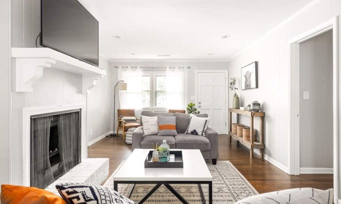 Mountain Brooke Casa | Modern Tech-Savvy Retreat with Stylish Tiny House