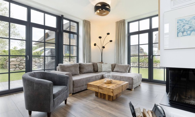 Hohenkirchen Casa | Modern thatched roof house "Haus Seerose" with fireplace and sauna near the beach