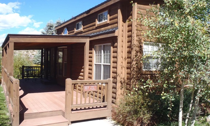 Almont Cabina | Cabina moderna "Chalet" en Taylor río