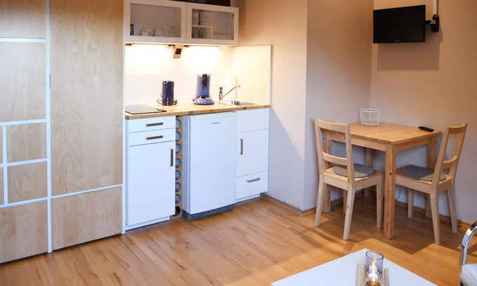 Langenfeld Apartamento | Ático moderno con cocina y baño privado.