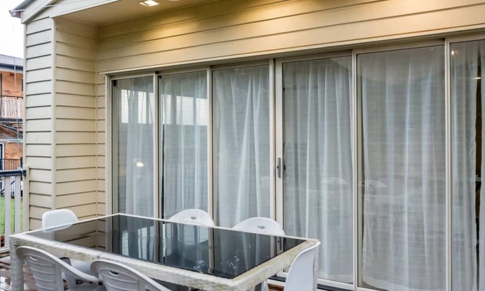 Ashgrove Apartamento | Modern Top Floor 2BR With Private Deck