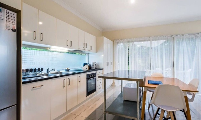 Ashgrove Apartamento | Modern Top Floor 2BR With Private Deck