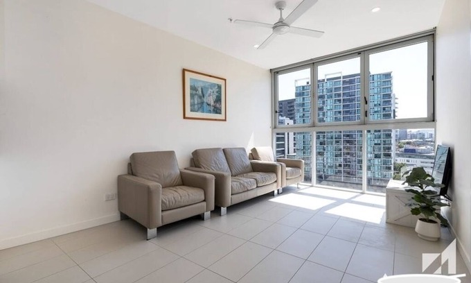 Newstead Apartamento | Modern top floor, entire unit with parking, pool & gym