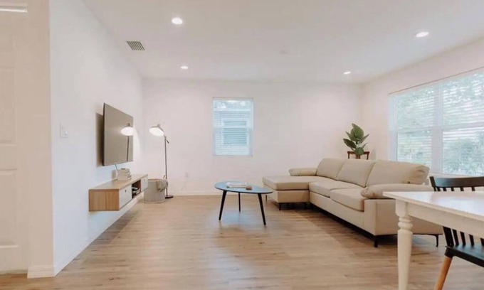 Village of the Arts Apartamento | Modern Top Floor Rental Unit near Anna Maria Island