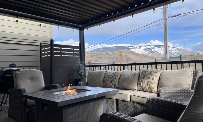 Vernon Casa | Modern Townhome on Kalamalka Lake, Private Boat Moorage.