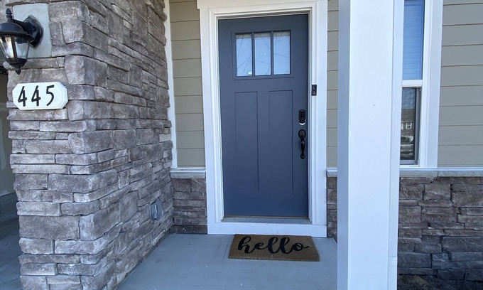 Goodlettsville Casa | Modern Townhome with office/cardio room-Minutes to Downtown Nashville