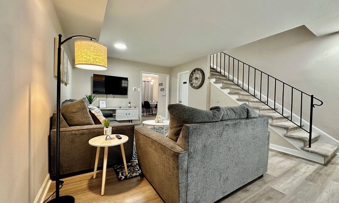 Gastonia Apartamento | Modern Townhome w/ Balcony Walk to FUSE Stadium
