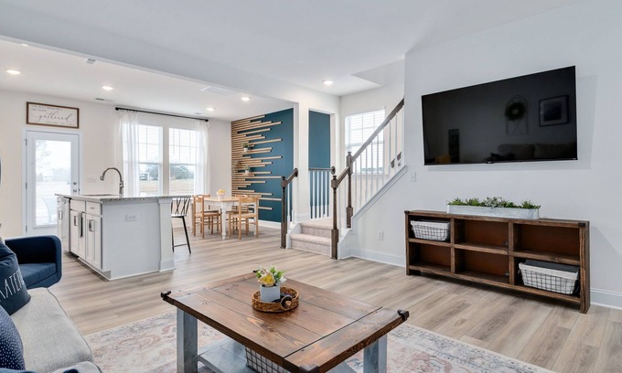 Black River Casa | Modern townhome w/ Office Near Downtown Angier