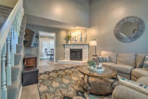 Overland Park Casa | Modern Townhome with Fireplace Near Stoll Park