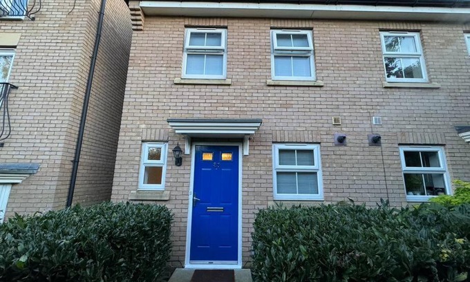 Wellingborough Casa | Modern TownHouse - 3 bed 2.5 bath 2 Private Gated Parking