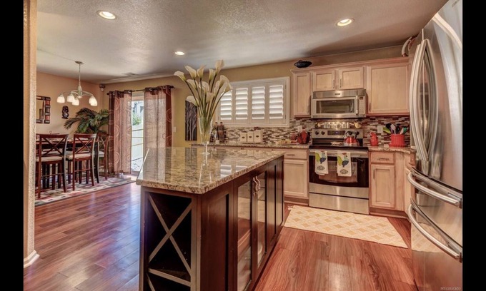 Aurora Casa | Modern townhouse located right off of 470 sleeps 8