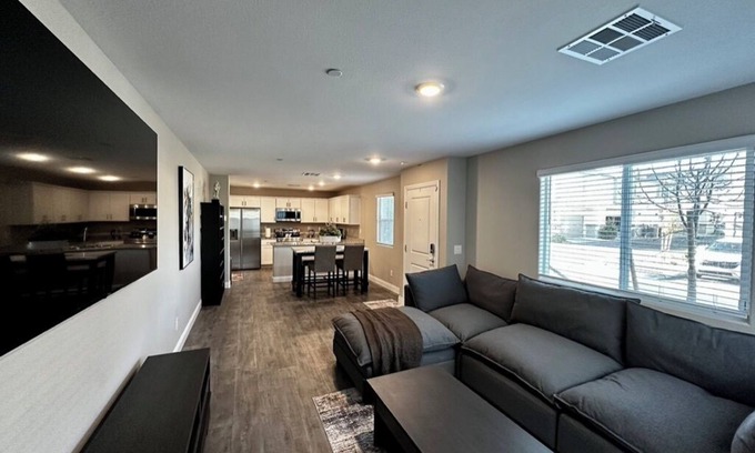 Enterprise Casa | Modern Townhouse Retreat, Cozy & Convenient