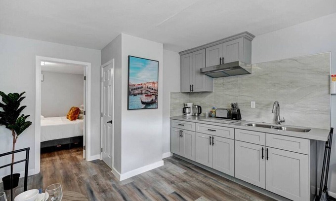 South el Monte Casa | Modern Traveler's Cozy Retreat: Perfect for Solo Explorers and Small Families, Complete with a King Bed, Patio, and Kitchen.