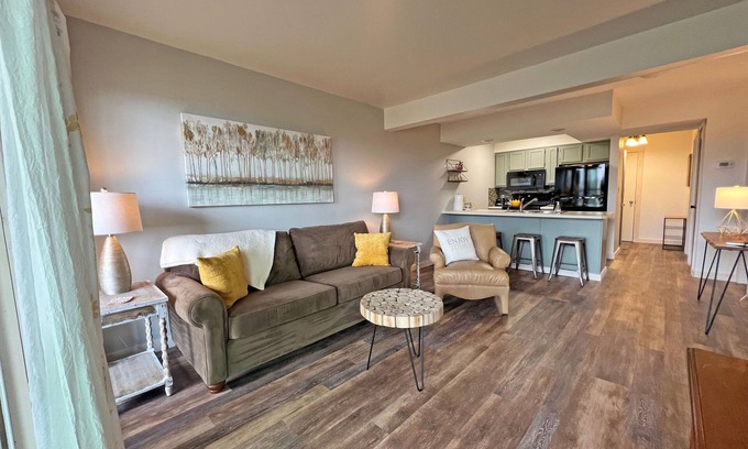 Branson West Condominio | Modern treehouse in the woods near SDC!
