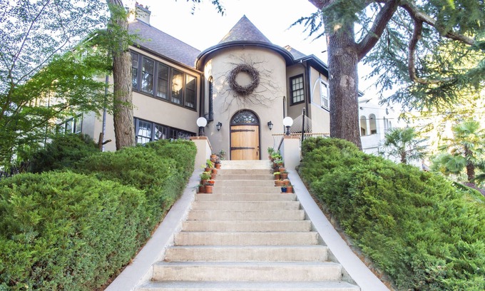 Irvington Apartamento | Casa del árbol moderna en la histórica casa de la torre española