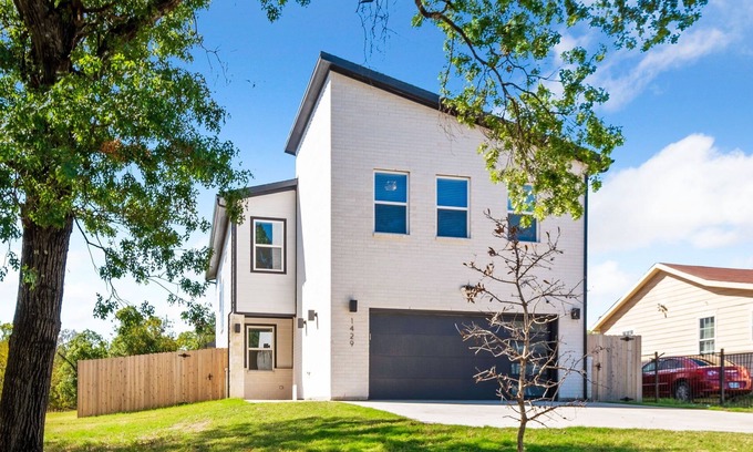 Cedar Crest Casa | Modern Tropical 5 BR/8 BEDS Home in Heart of Dallas