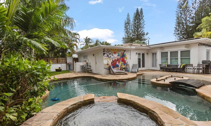 El Portal Casa | Modern Tropical Pool House North Miami w/Hot Tub