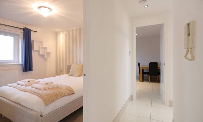 Gogar Apartamento | Modern two-bedroom apartment with excellent transport links to the city centre and beyond. Sleeps 4.