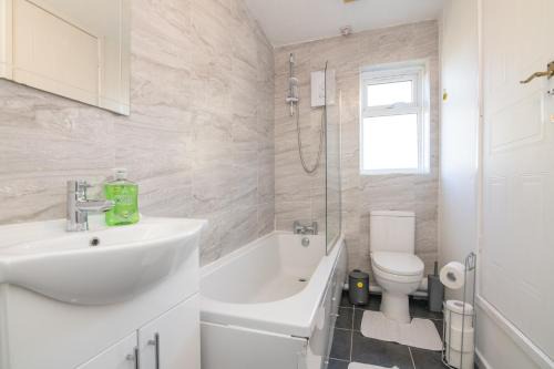 Tipton Casa | Modern Two Bedroom House with Parking