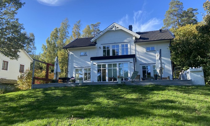 Varmdo Casa | Moderno chalet de dos pisos en el corazón del archipiélago