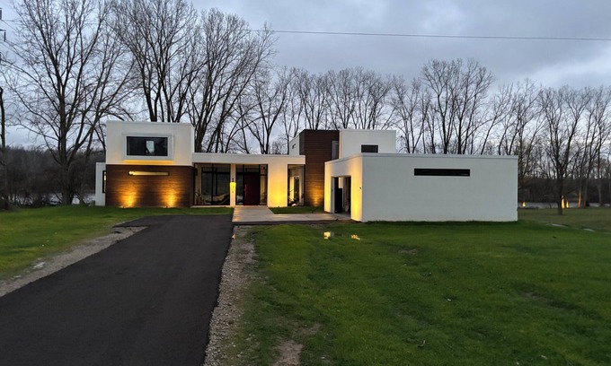 King Casa | Modern, Ultra-Luxurious, 5 BR/4.5 BA Home on a quiet wooded lake in Ann Arbor