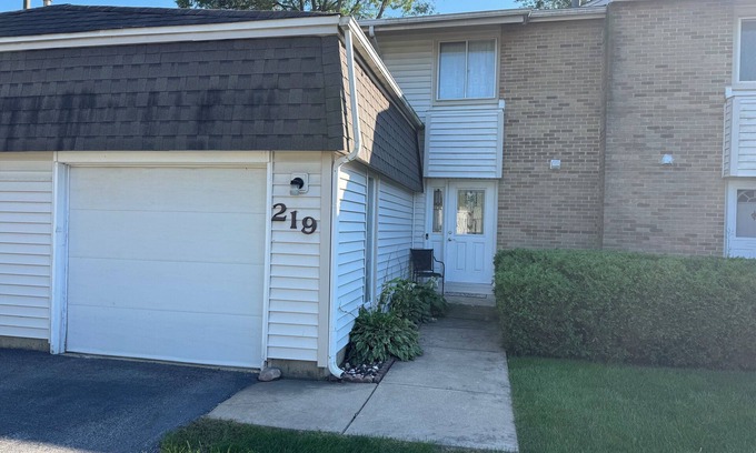 Bolingbrook Casa | Modern, Updated, and Centrally Located, Townhouse Retreat.