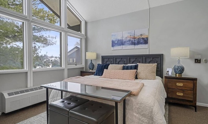 Boyne Falls Condominio | Modern updated Boyne Mountain studio condo in the Villa perfect for a small family or group