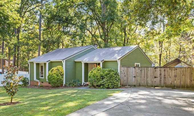 Cary Casa | Modern Updated|Fenced In|Pet Friendly|King Bed
