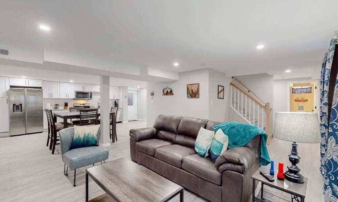 Southeast Casa | Modern & Updated Unit in Prime Location