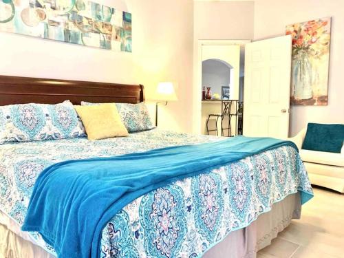 West San Antonio Casa | Modern Updates - Great Location - King Bed- BMT
