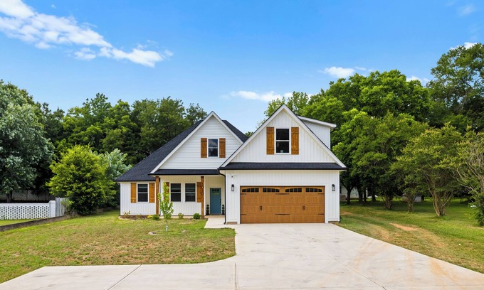 Mount Holly Casa | Modern Upscale 3BR in Mt Holly / PETS WELCOME