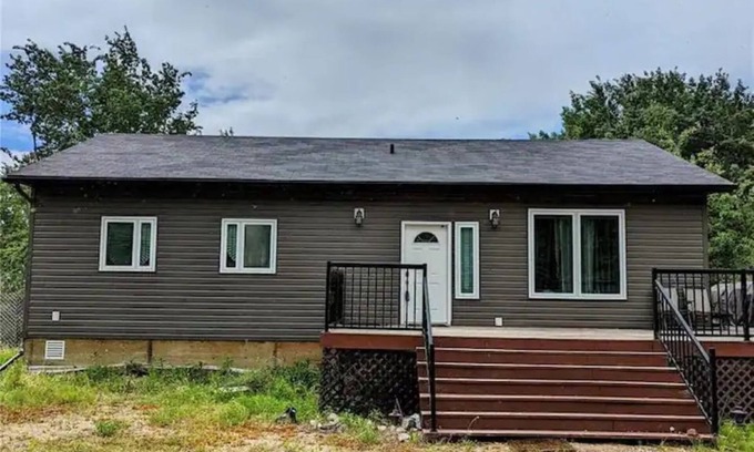 West Central Saskatchewan Cabina | Modern, Upscale Cabin Retreat - Delaronde Lake, SK