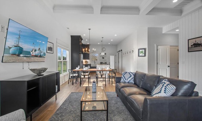 Jeffersonville - Clarksville Casa | Modern & upscale home near Derby
