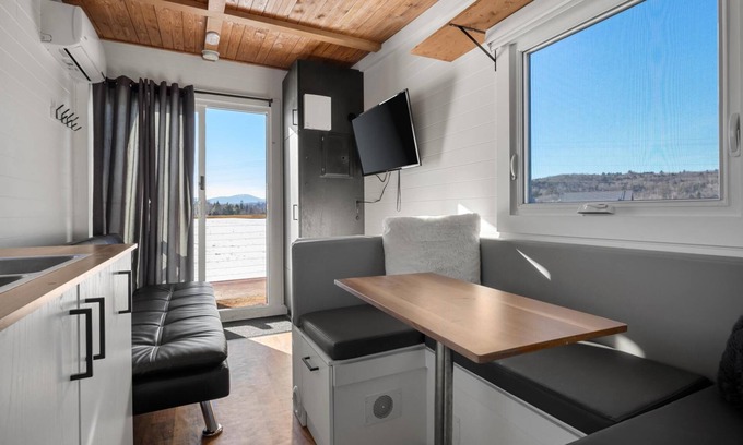 Morrisville Casa | Modern & Upscale Tiny Home, Great Spot near Stowe