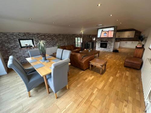 Roughton Casa | Modern upside down property with hot tub