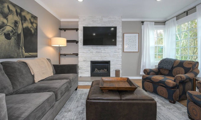 Northwest Vancouver Casa | Modern Uptown Bungalow Home For Groups Big And Small!