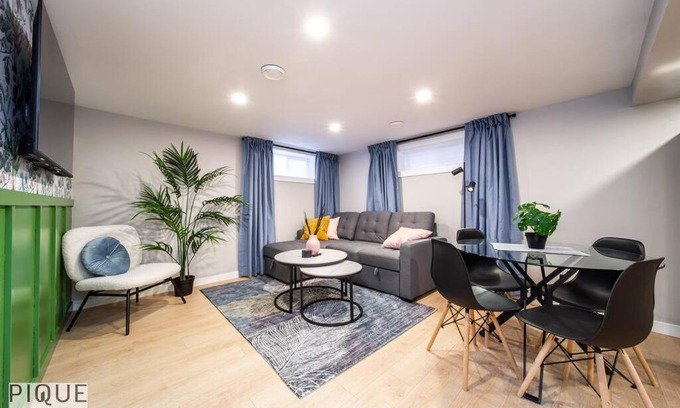 Northeast Edmonton Apartamento | Modern Urban Escape -King Bed -Pet Friendly - Free Parking & Netflix - Fast Wi-Fi