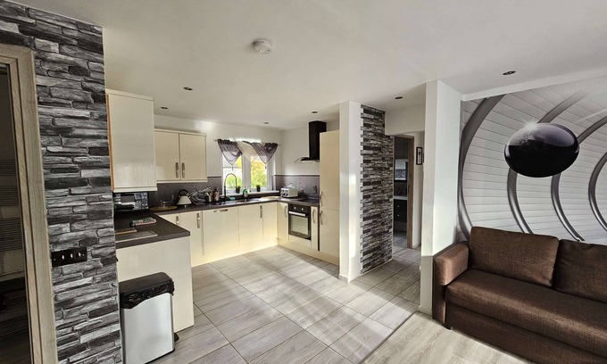 Lisburn Apartamento | Modern Urban Haven: Stylish Getaway