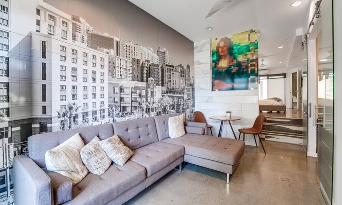 Little Italy Condominio | Modern Urban Row Home * Dog OK * AC