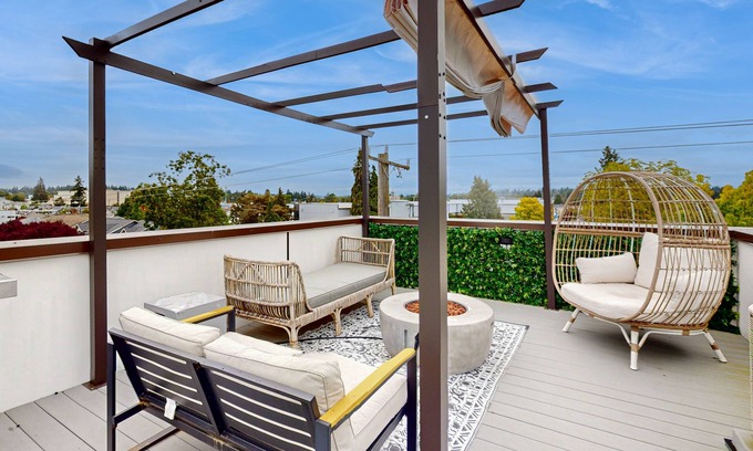 Greenwood Casa | Modern, urban townhome with rooftop patio views, gas grill and fire pit